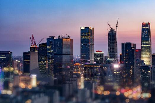 暴跌60%！“閩系房企”復(fù)牌成仙股，因?qū)徲嬙蛲Ｅ平迥曛? style=