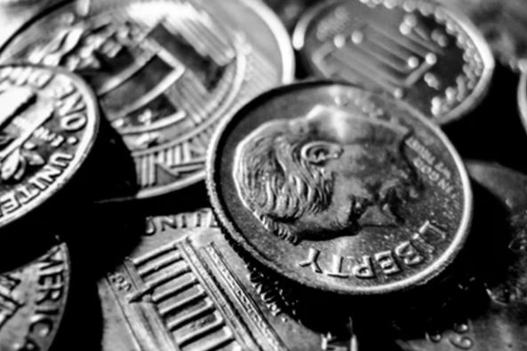 經(jīng)濟(jì)增長目標(biāo)適度下調(diào)，保證經(jīng)濟(jì)金融安全運(yùn)行